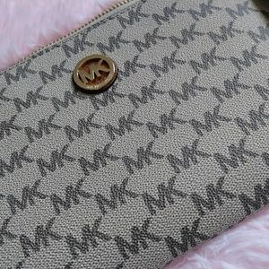 Micheal Kors LG clutch